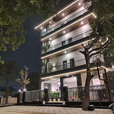 Emerald Suites Велика Нойда Екстер'єр фото