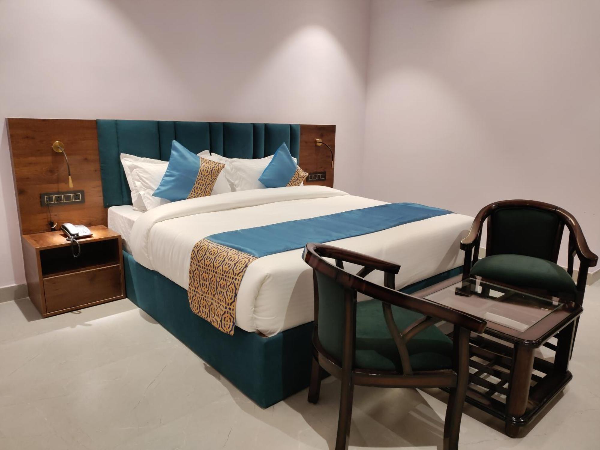 Emerald Suites Велика Нойда Екстер'єр фото