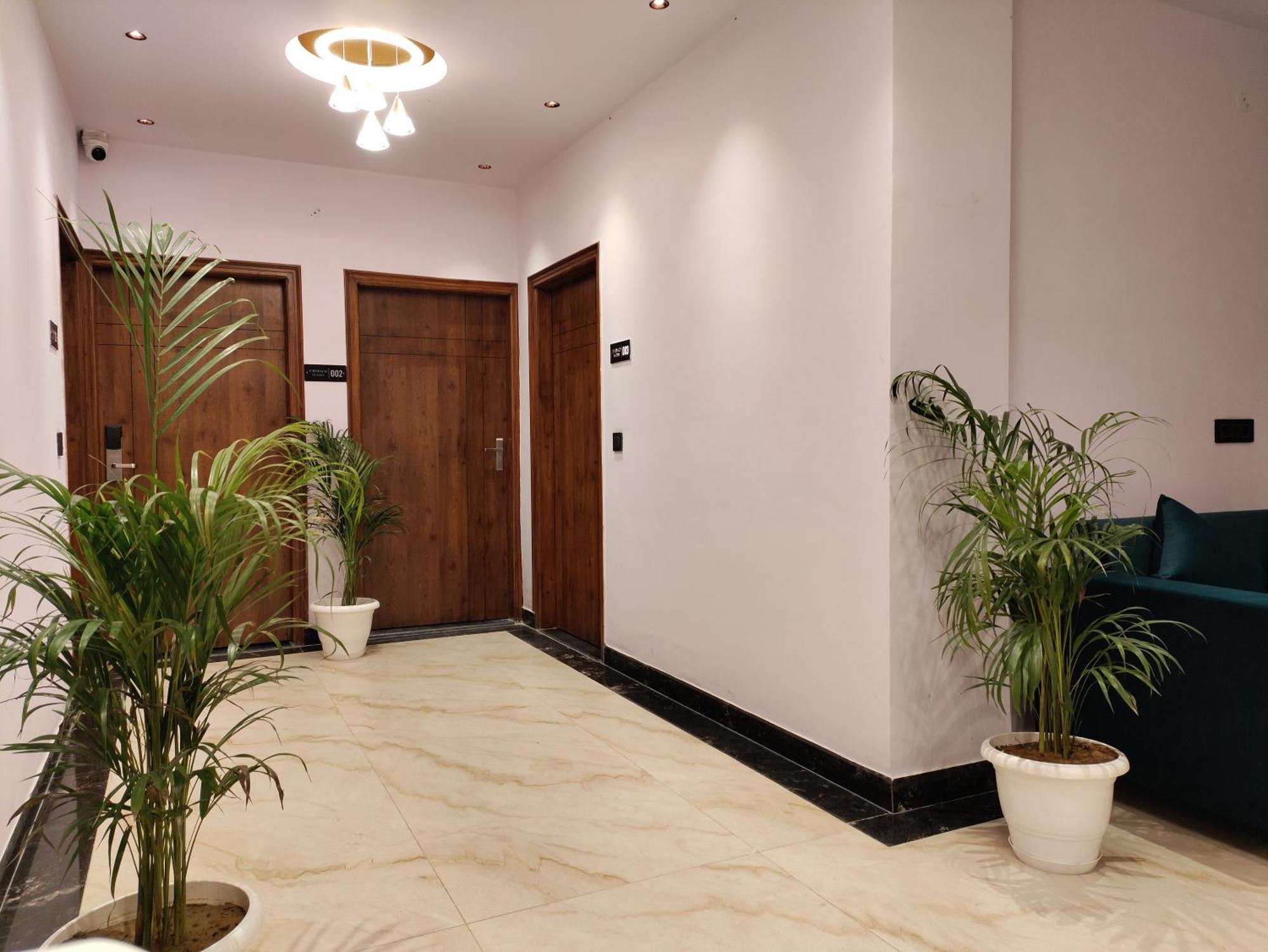 Emerald Suites Велика Нойда Екстер'єр фото
