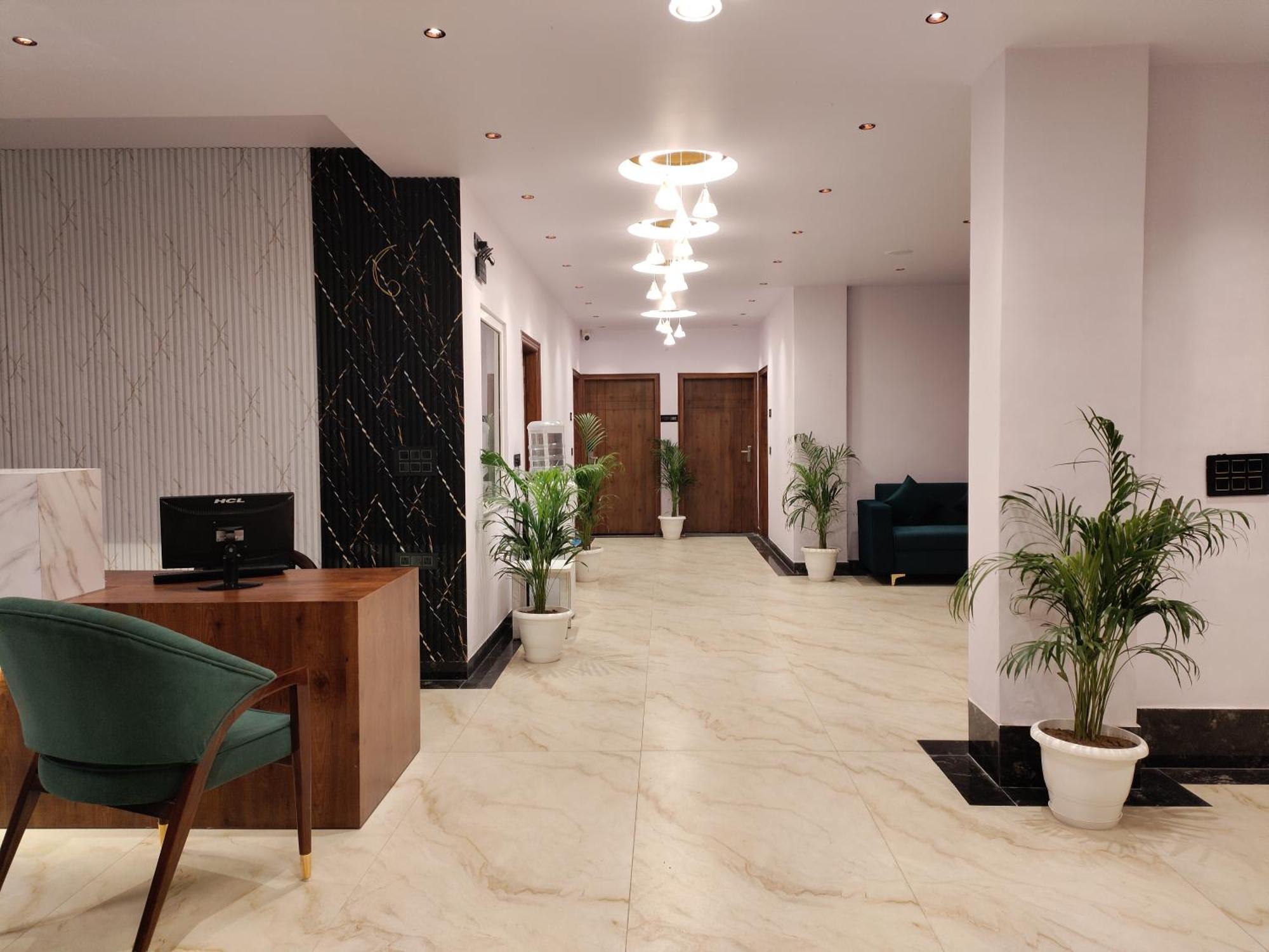 Emerald Suites Велика Нойда Екстер'єр фото