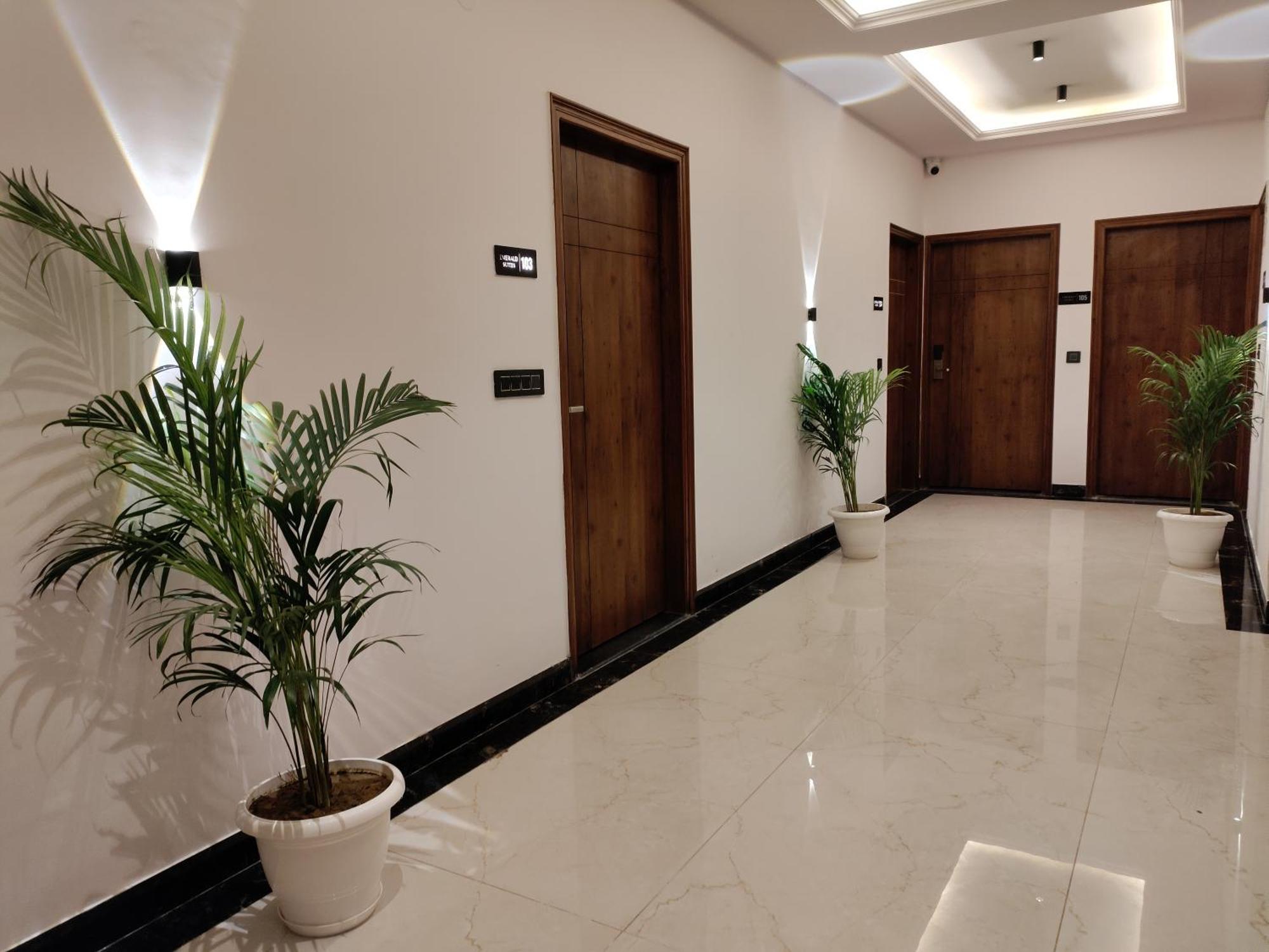 Emerald Suites Велика Нойда Екстер'єр фото