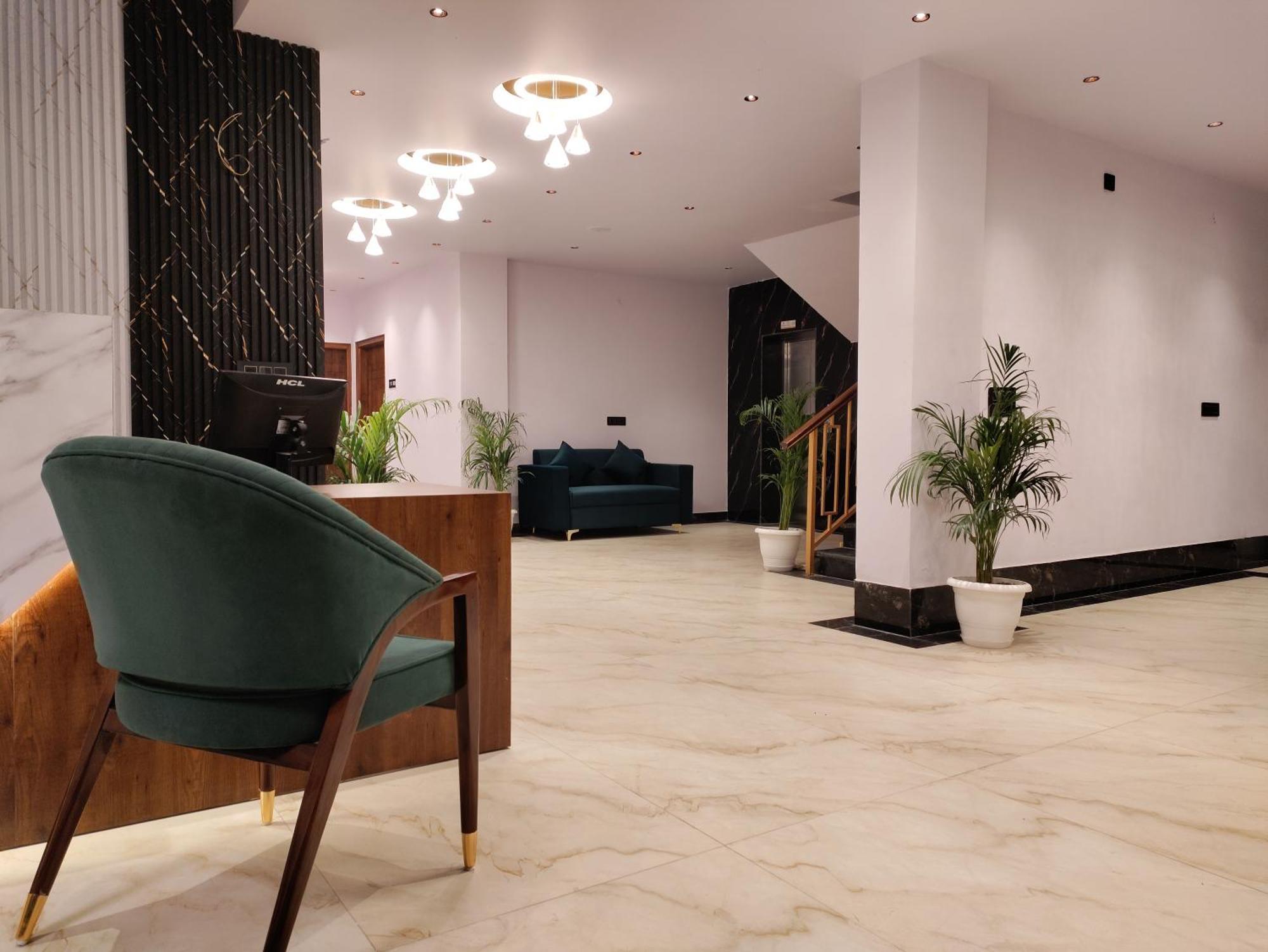 Emerald Suites Велика Нойда Екстер'єр фото
