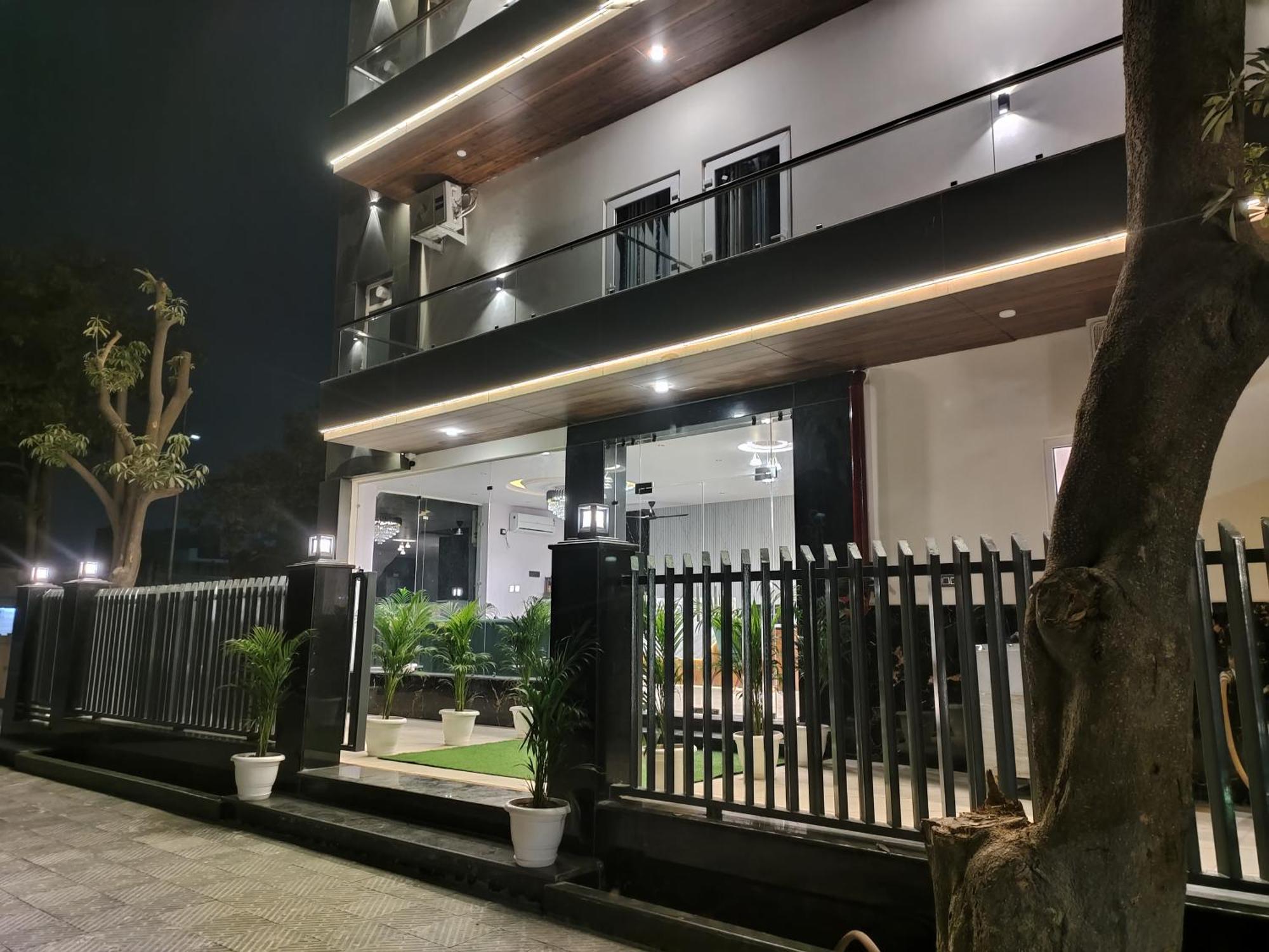 Emerald Suites Велика Нойда Екстер'єр фото