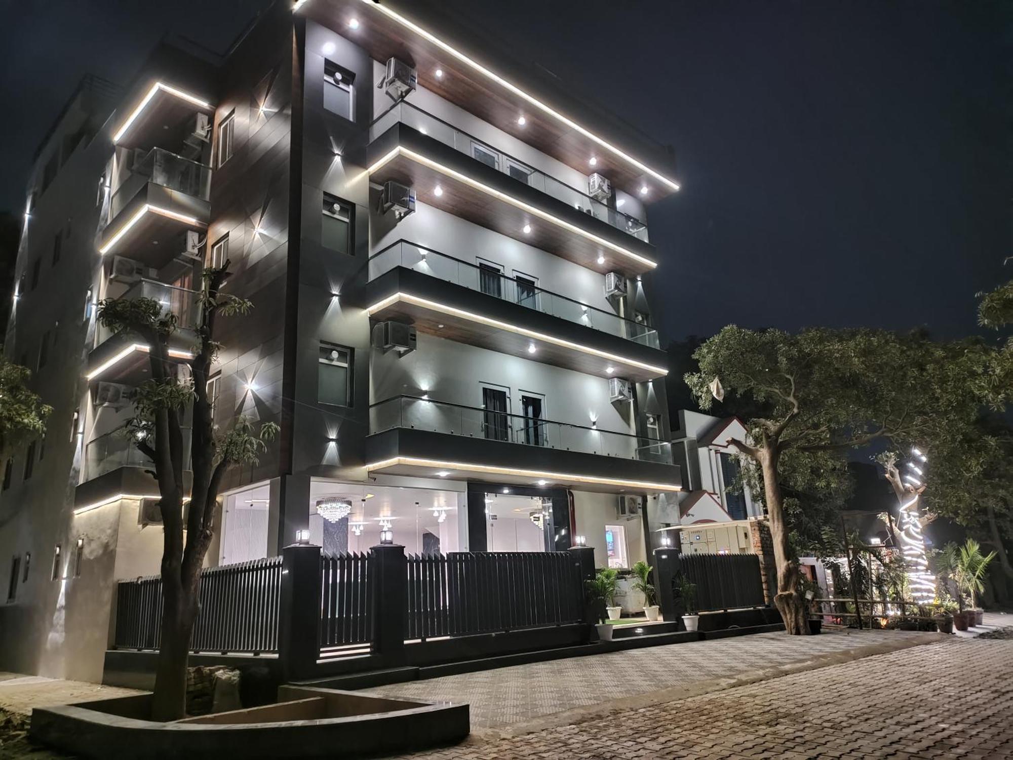 Emerald Suites Велика Нойда Екстер'єр фото
