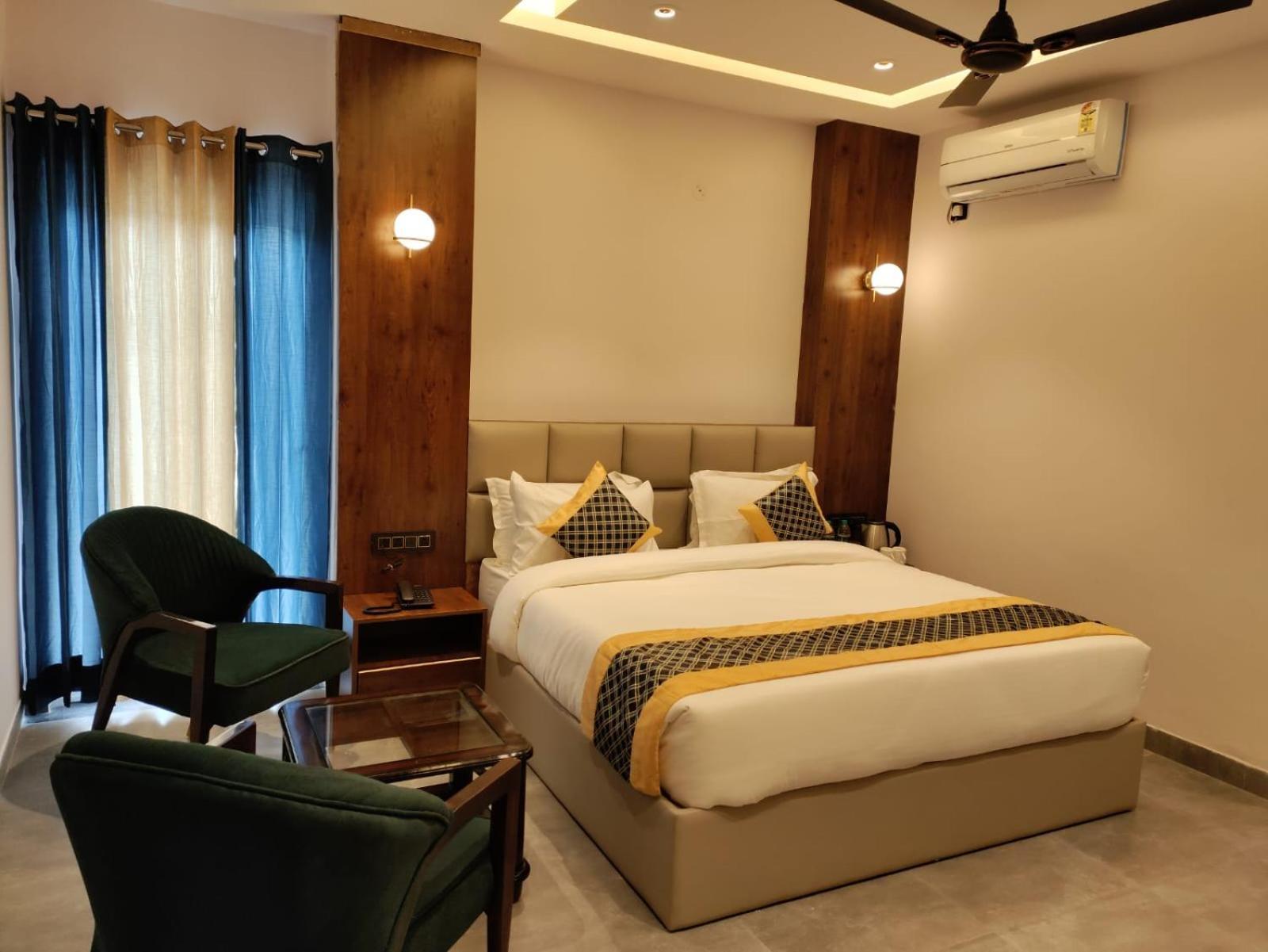 Emerald Suites Велика Нойда Екстер'єр фото