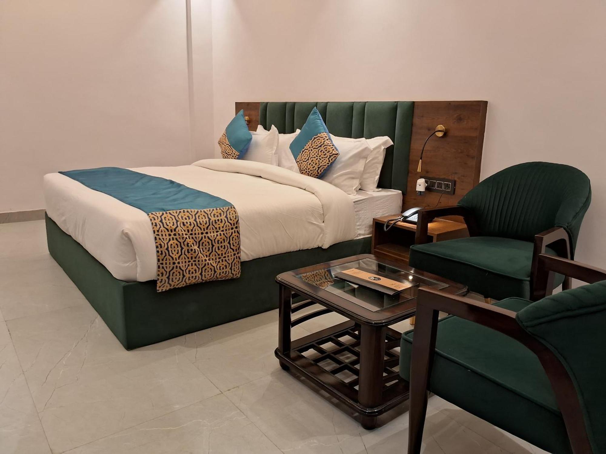 Emerald Suites Велика Нойда Номер фото