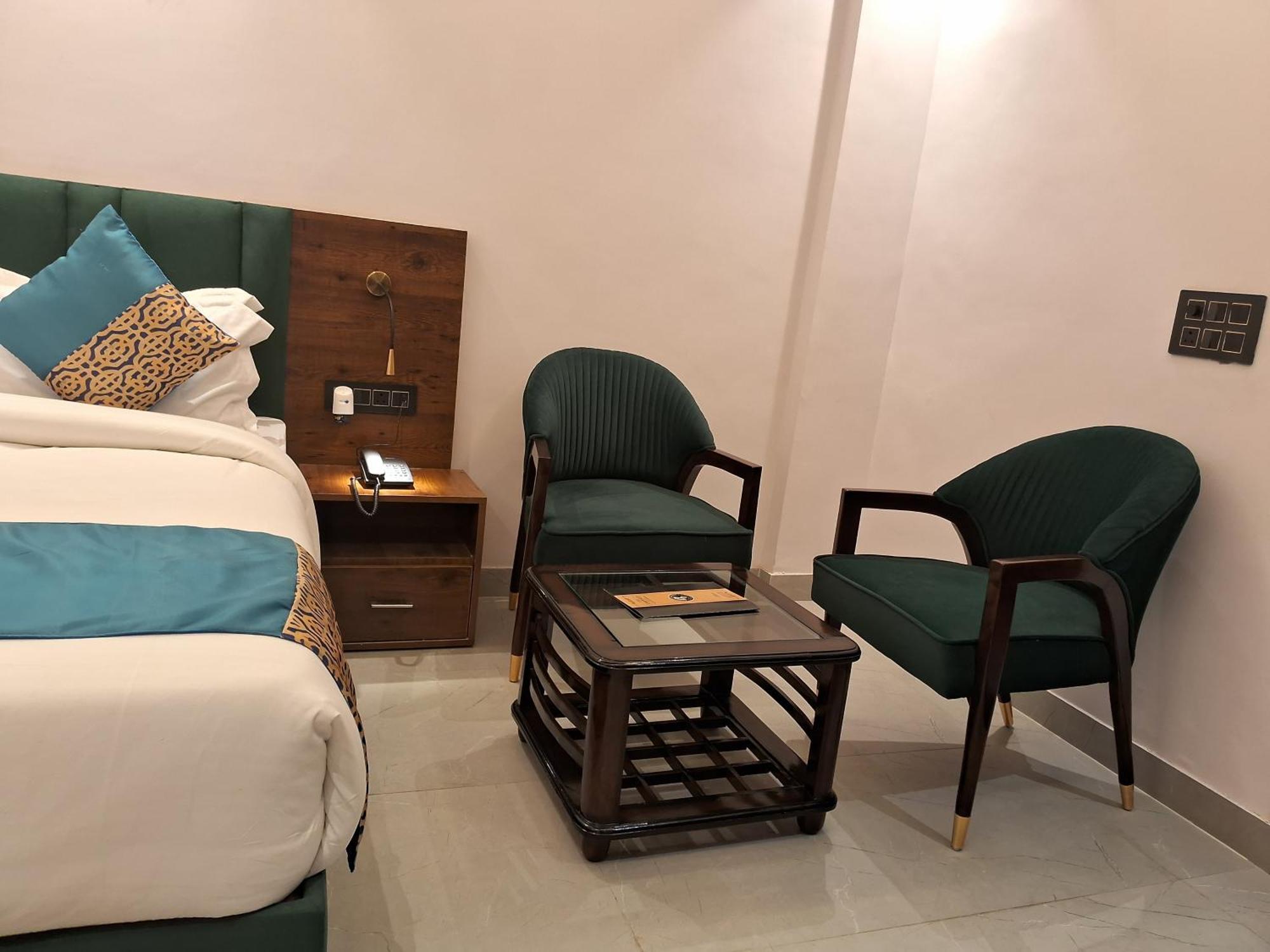 Emerald Suites Велика Нойда Номер фото