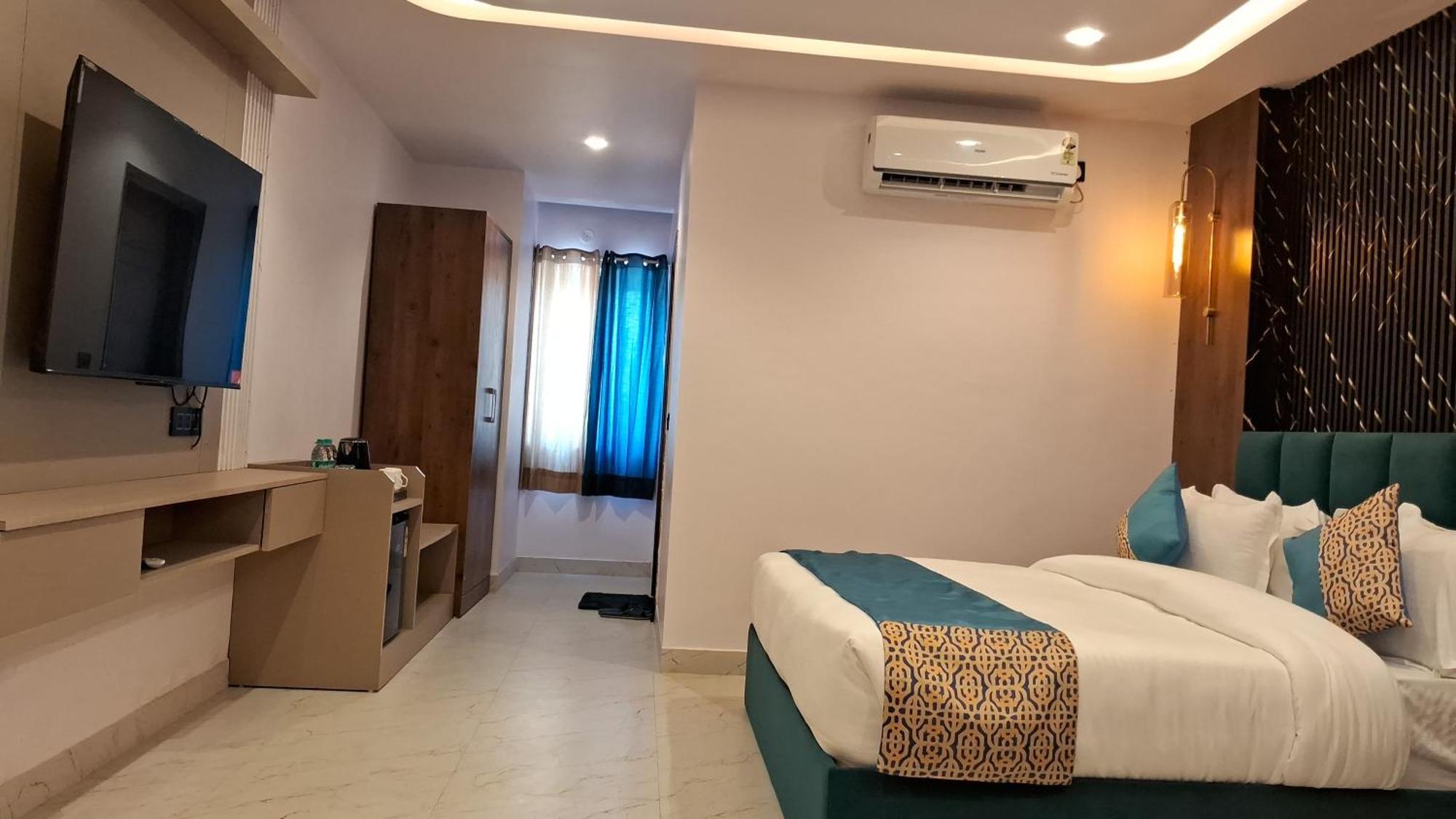 Emerald Suites Велика Нойда Номер фото