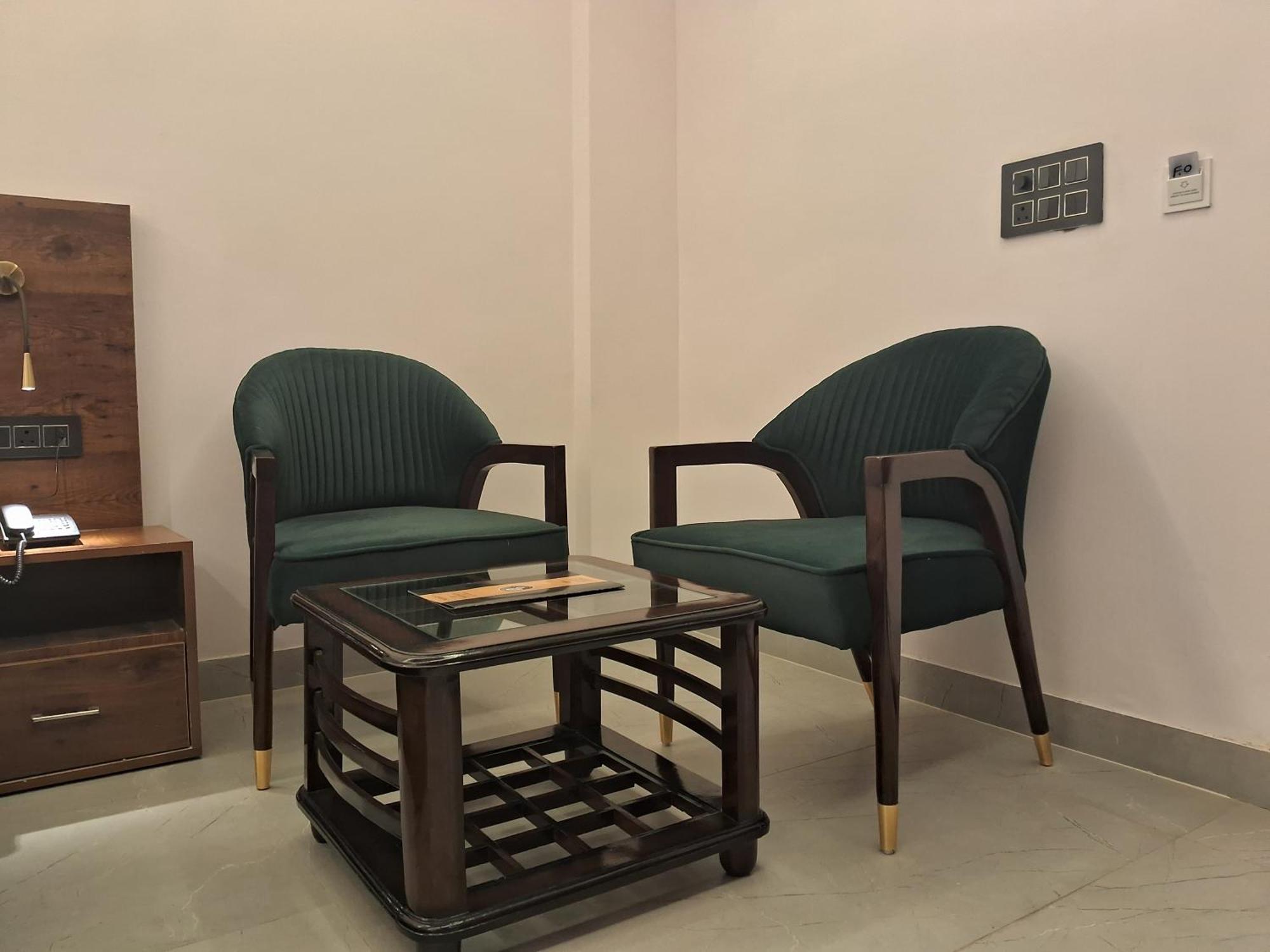 Emerald Suites Велика Нойда Номер фото