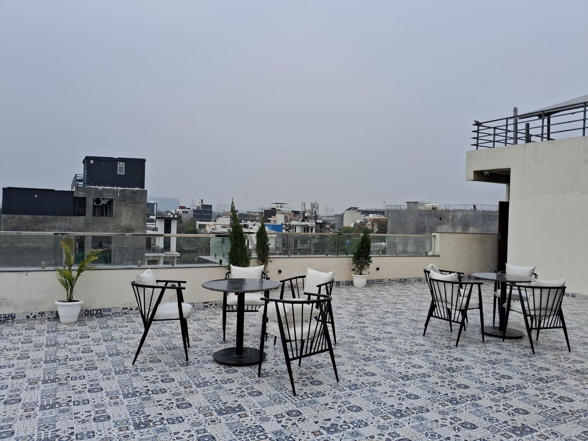 Emerald Suites Велика Нойда Екстер'єр фото